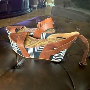 Women wedge sandals used size 8 Brown leather straps multicolored bottoms….